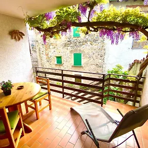 mountain-apartment-in-an-authentic-courtyard.it-lombardy.com/